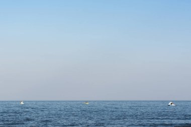 mavi denizin dalgaları, çok uzak bir ufuk çizgisi insanlar, Doğa arka plan ile üç Katamaran yüzen ile