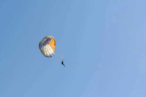 Woman Flying Parachute Clear Sunny Day Inimitable Sky Entertainment Abstract — Stock Photo, Image