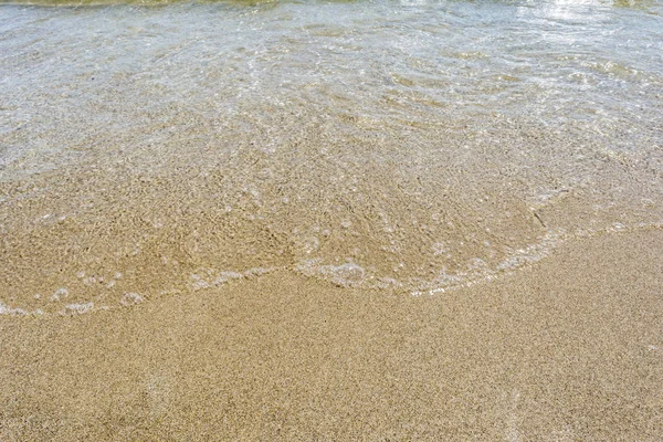 Costa Mar Com Ondas Praia Areia Dia Ensolarado Claro Close — Fotografia de Stock