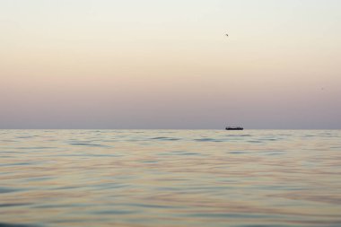 akşam deniz dalgaları, çok uzak bir ufuk hattı yüzen gemi, Doğa arka plan ile