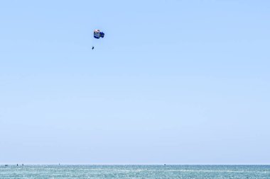 insan bir paraşüt üzerinde uçan, eşsiz bir gökyüzü, eğlence arka plan ile güneşli gün temizleyin