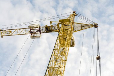 arka plan mavi gökyüzü bulutlu, sanayi arka plan üzerinde sarı bir Vinçler