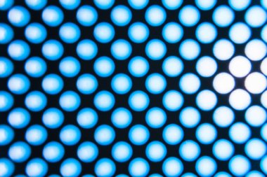 metal bozulma, daireler ve gölgeler, yuvarlak delik bir sürü beyaz yüzey dokusuna göre üzerinde mavi arka plan bulanıklık