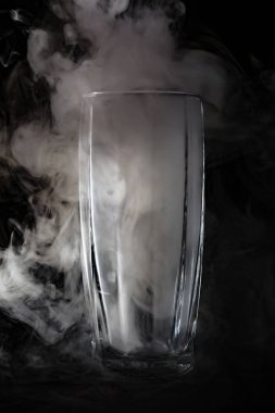 Cam ve siyah arka plan, soyutlama arka plan üzerinde duman