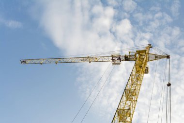 arka plan mavi gökyüzü bulutlu, sanayi arka plan üzerinde sarı bir Vinçler