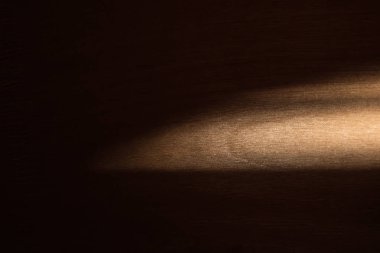 bir ışık spot, mimari soyutlama arka plan koyu ahşap yüzey