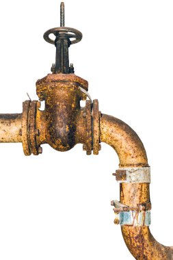 beyaz bir arka plan üzerinde vana ile eski paslı metal boru