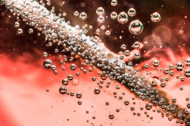 arka plan renkli kırmızı bir arka plan üzerinde suda oksijen kabarcıkları yakın çekim