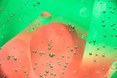 kırmızı yeşil bir arka plan üzerinde renkli arka plan su kabarcıkları petrol yakın çekim