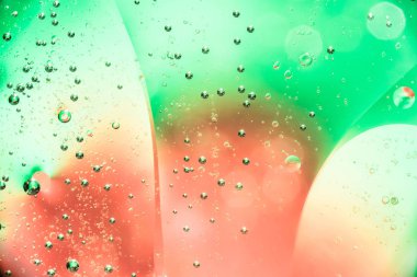 kırmızı yeşil bir arka plan üzerinde renkli arka plan su kabarcıkları petrol yakın çekim