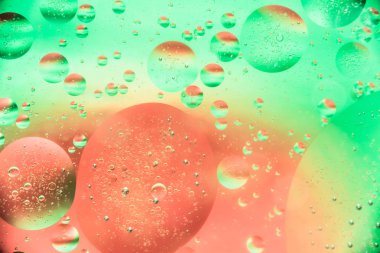 kırmızı yeşil bir arka plan üzerinde renkli arka plan su kabarcıkları petrol yakın çekim