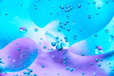 Su ve petrol kabarcık mavi arka plan. Güzel su ve petrol kabarcık arka plan, büyük ve küçük kabarcıklar ile makro çekim