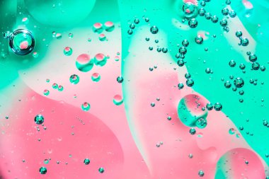 Su ve petrol kabarcık kırmızı yeşil renkli. Güzel su ve petrol kabarcık arka plan, büyük ve küçük kabarcıklar ile makro çekim