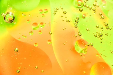 Su ve petrol kabarcık sarı turuncu arka plan. Güzel su ve petrol kabarcık arka plan, büyük ve küçük kabarcıklar ile makro çekim