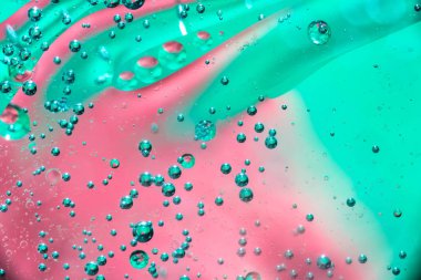 Su ve petrol kabarcık kırmızı yeşil renkli. Güzel su ve petrol kabarcık arka plan, büyük ve küçük kabarcıklar ile makro çekim