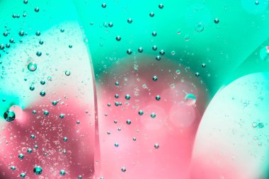 Su ve petrol kabarcık kırmızı yeşil renkli. Güzel su ve petrol kabarcık arka plan, büyük ve küçük kabarcıklar ile makro çekim