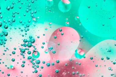 Su ve petrol kabarcık kırmızı yeşil renkli. Güzel su ve petrol kabarcık arka plan, büyük ve küçük kabarcıklar ile makro çekim