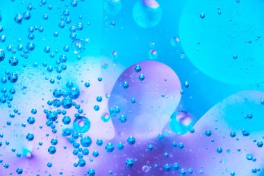 Su ve petrol kabarcık mavi arka plan. Güzel su ve petrol kabarcık arka plan, büyük ve küçük kabarcıklar ile makro çekim