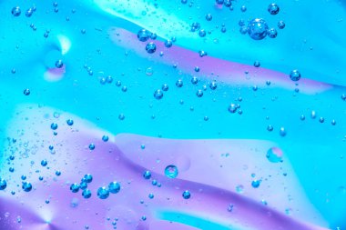 Su ve petrol kabarcık mavi arka plan. Güzel su ve petrol kabarcık arka plan, büyük ve küçük kabarcıklar ile makro çekim