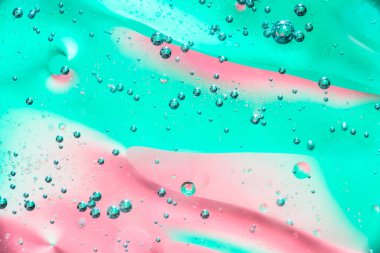 Su ve petrol kabarcık kırmızı yeşil renkli. Güzel su ve petrol kabarcık arka plan, büyük ve küçük kabarcıklar ile makro çekim