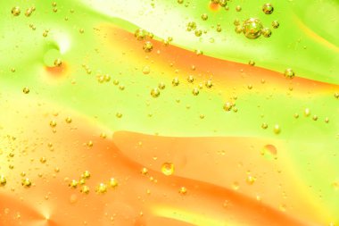 Su ve petrol kabarcık sarı turuncu arka plan. Güzel su ve petrol kabarcık arka plan, büyük ve küçük kabarcıklar ile makro çekim