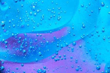 Su ve petrol kabarcık mavi arka plan. Güzel su ve petrol kabarcık arka plan, büyük ve küçük kabarcıklar ile makro çekim