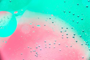 Su ve petrol kabarcık kırmızı yeşil renkli. Güzel su ve petrol kabarcık arka plan, büyük ve küçük kabarcıklar ile makro çekim