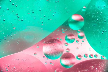 Su ve petrol kabarcık kırmızı yeşil renkli. Güzel su ve petrol kabarcık arka plan, büyük ve küçük kabarcıklar ile makro çekim