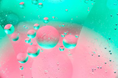 Su ve petrol kabarcık kırmızı yeşil renkli. Güzel su ve petrol kabarcık arka plan, büyük ve küçük kabarcıklar ile makro çekim