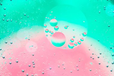 Su ve petrol kabarcık kırmızı yeşil renkli. Güzel su ve petrol kabarcık arka plan, büyük ve küçük kabarcıklar ile makro çekim