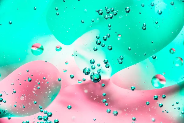 Su ve petrol kabarcık kırmızı yeşil renkli. Güzel su ve petrol kabarcık arka plan, büyük ve küçük kabarcıklar ile makro çekim