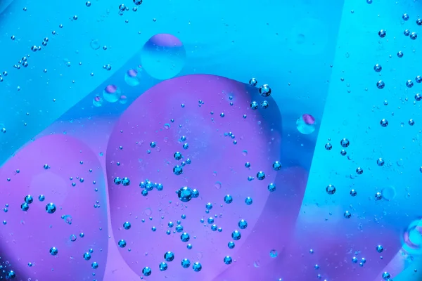 Su ve petrol kabarcık mavi arka plan. Güzel su ve petrol kabarcık arka plan, büyük ve küçük kabarcıklar ile makro çekim