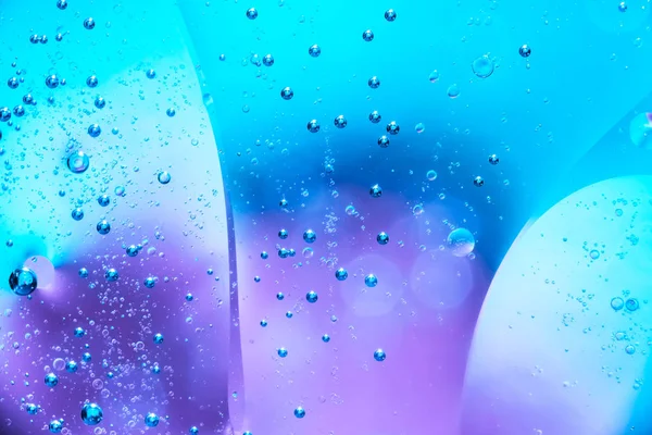 Su ve petrol kabarcık mavi arka plan. Güzel su ve petrol kabarcık arka plan, büyük ve küçük kabarcıklar ile makro çekim