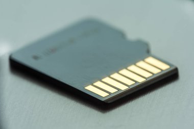 bir gri metalik yüzey, seçici odak, makro altın rehber ile siyah mikro sd kart