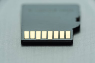 bir gri metalik yüzey, seçici odak, makro altın rehber ile siyah mikro sd kart