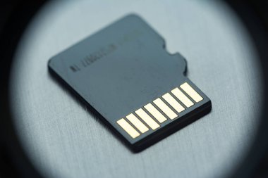 bir gri metalik yüzey, seçici odak, makro altın rehber ile siyah mikro sd kart