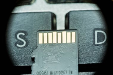 siyah mikro sd kart anahtar S harfi ve D harfi ile altın rehber ile