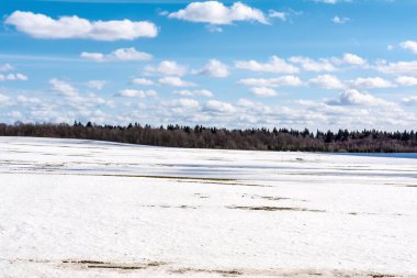 alanda çözülmüş yama, bahar düşük sezonda karlı açık futbol alanı