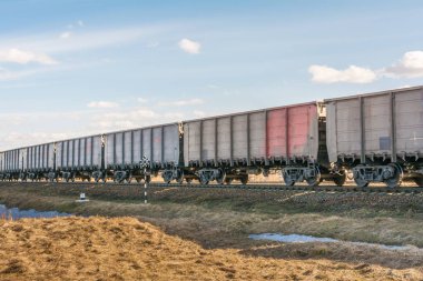 lokomotif ve Yük otomobilleri bir sürü demiryolu ile seyahat, bozkır raylar üzerinde yük treni