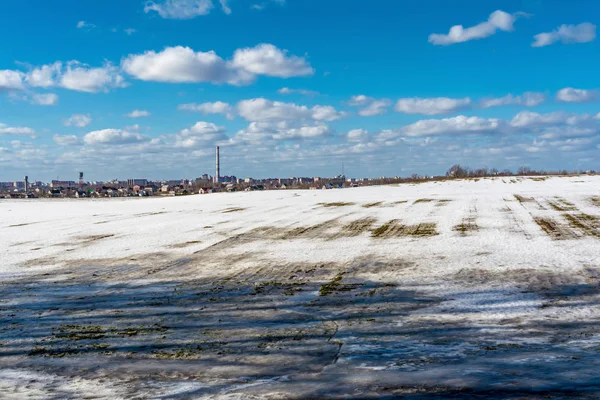 Patch descongelado no campo, campo de futebol ao ar livre nevado na primavera baixa temporada — Fotografia de Stock