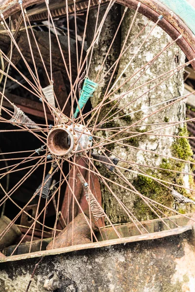 Old bicycle wheel at the dump, scrap metal from household waste, recyclable secondary resources — Stock Photo, Image