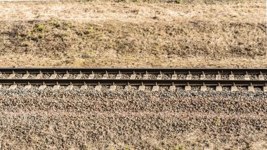Tek pistli demiryolu. Kuru Çim ile bahar manzara