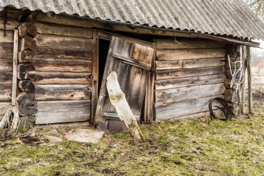 eski hasarlı terk edilmiş ahşap bina, ahşap günlükleri kırık kır evi, tarihsel Slav mimarisi soyutlama arka plan