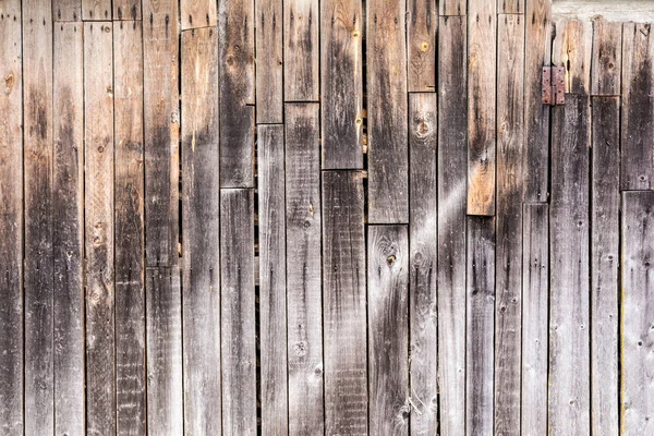 Painéis antigos verticais intemperizados, textura de painéis de madeira antigos escuros, fundo de abstração de decoração — Fotografia de Stock