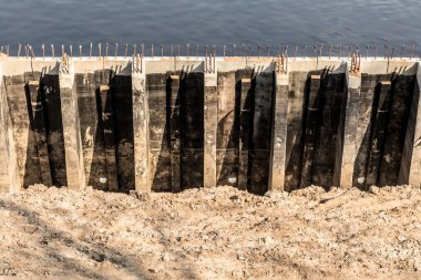 bitmemiş bir baraj unsuru, nehir kıyısının güçlendirilmesi, kumlu kıyıyı güçlendirecek bir yapının inşası, soyut arka plan