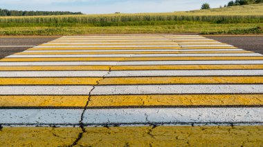 çatlamış asfalt üzerinde yaya geçidi işaretleme yol