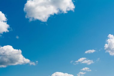 Mavi gökyüzü 'Nde beyaz, kabarık bulutlar. Bulutlardan soyut arka plan.