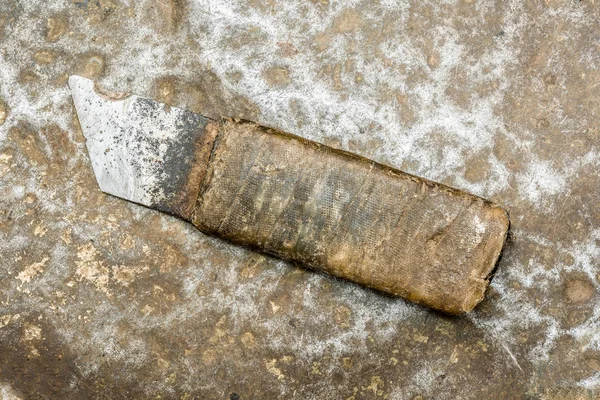 Viejo cuchillo artesanal en metal rastrillado, fondo abstracto de primer plano — Foto de Stock