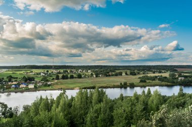 Nehir manzarası. Nehir, orman, evler ve gökyüzü manzarası