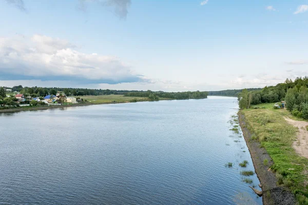 Красивий краєвид на берег річок з будинком і деревами. В Сонячний літній день в Білорусі — стокове фото